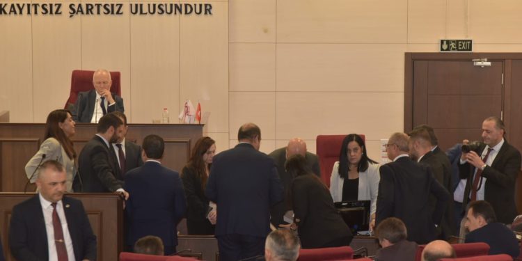 Meclis başkanlığı seçimi dördüncü tur oylamasında da Ziya Öztürkler salt çoğunluğa ulaşamadı.