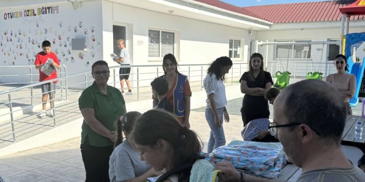 Mağusa Ravelin Lions Kulübü 300 adet okul çantası yardımında bulundu