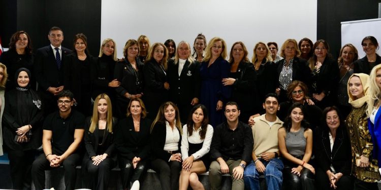 Sibel Tatar, İstanbul’da kadın ve çocuklarla ilgili neler yapılabileceği konuşulan toplantıya katıldı