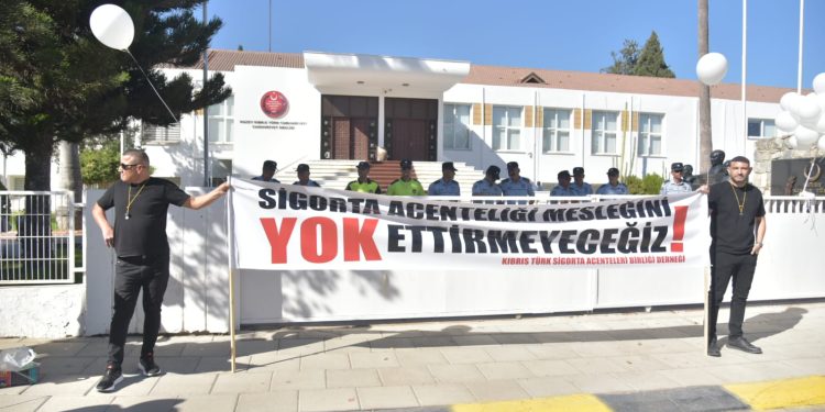 Sigorta Acenteleri Birliği Derneği, Meclis ve Maliye Bakanlığı önünde eylem yaptı