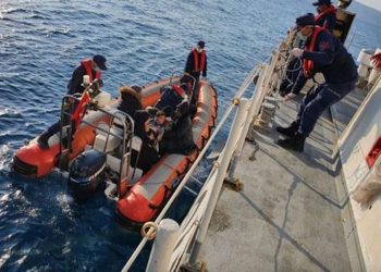 Yunanistan’ın denize bıraktığı bottaki düzensiz göçmenleri Türkiye kurtardı