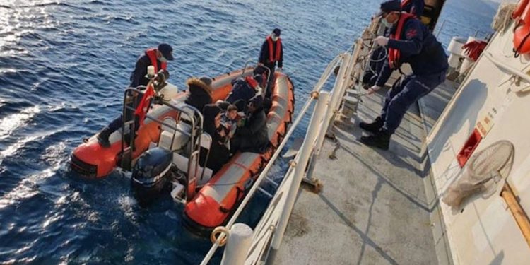 Yunanistan’ın denize bıraktığı bottaki düzensiz göçmenleri Türkiye kurtardı