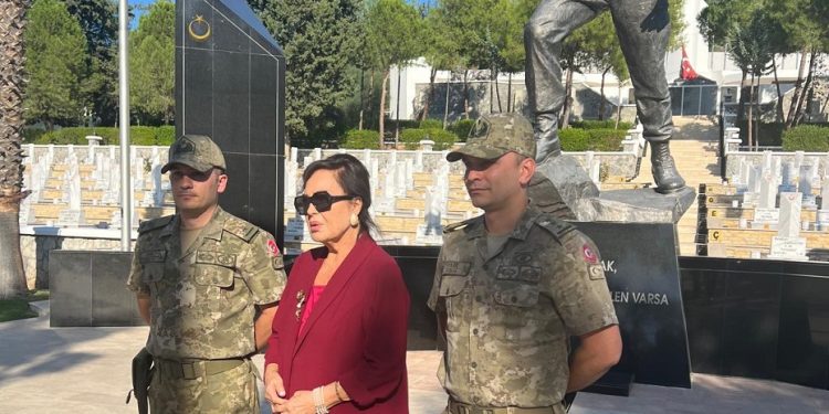 Türkan Şoray, Boğaz Şehitliği’ni ziyaret etti