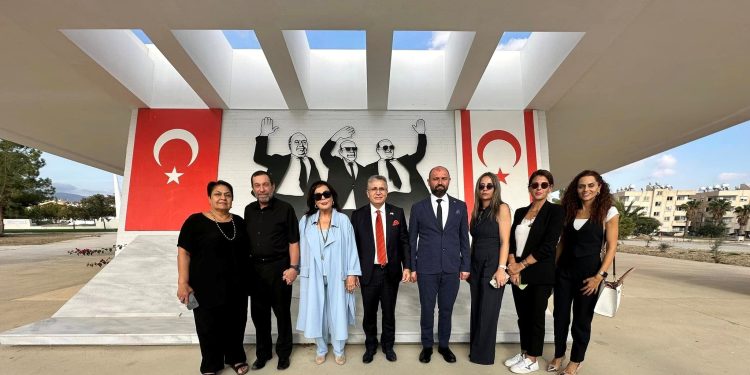 Türkan Şoray, Denktaş’ın Anıt Mezarı’nı ziyaret etti