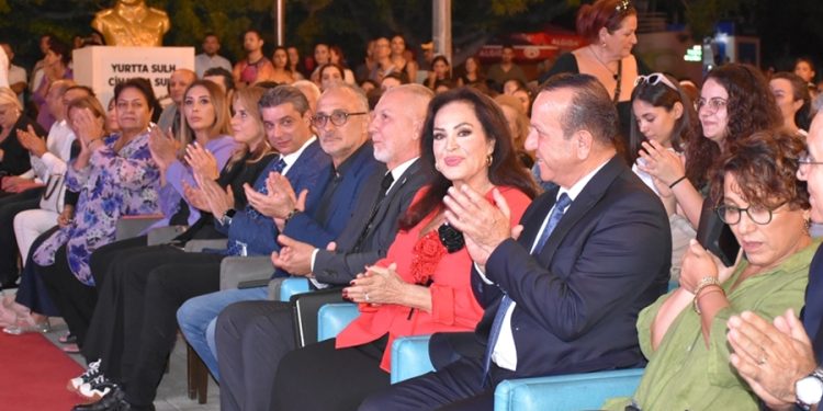 “Selvi Boylum Al Yazmalım” Türkan Şoray’ın katılımıyla Girne’de izlendi