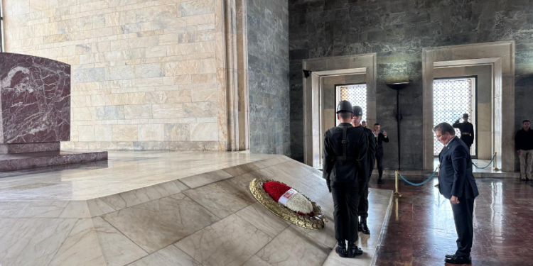 Başbakan Üstel Anıtkabir’i ziyaret etti