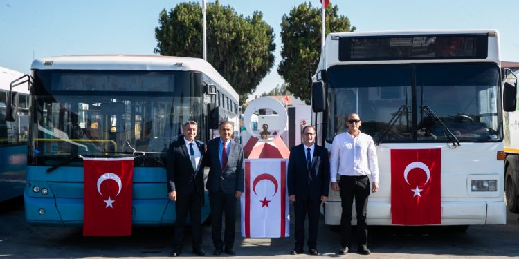 Mersin Belediyesi’nden Gazimağusa Belediyesi’ne 2 otobüs, 1 vakumlu yol süpürme aracı
