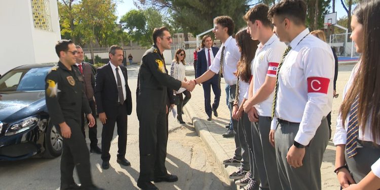 Ertuğruloğlu ve SOLOTÜRK ekibi Türk Maarif Koleji’nde öğrencilerle biraraya geldi