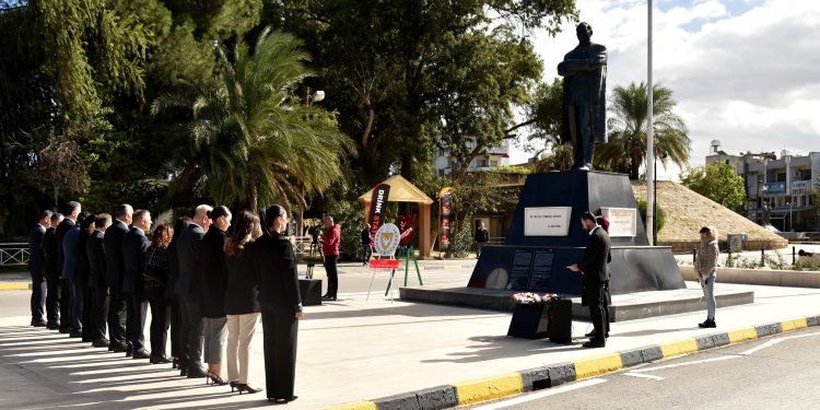 24 Kasım Öğretmenler Günü dolayısıyla Lefkoşa Atatürk Anıtı önünde tören düzenlendi