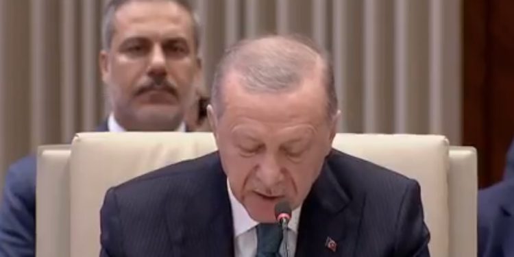 TC Cumhurbaşkanı  Erdoğan: KTC’nin teşkilatımızın bugünkü zirvesinde onur konuğu olarak yer alması dayanışma irademizin tezahürüdür. Kendilerinin yakın zamanda tam üye olarak yer almasını bekliyoruz. Kıbrıs’ta adil çözüm için Türk dünyasına sorumluluk düşüyor