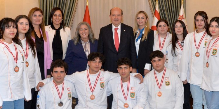 Cumhurbaşkanı Tatar, Güzelyurt Meslek Lisesi öğretmen ve öğrencilerini kabul etti