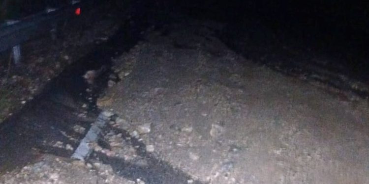 Sürücüler dikkat! Tatlısu – Geçitkale anayolunda toprak kayması!