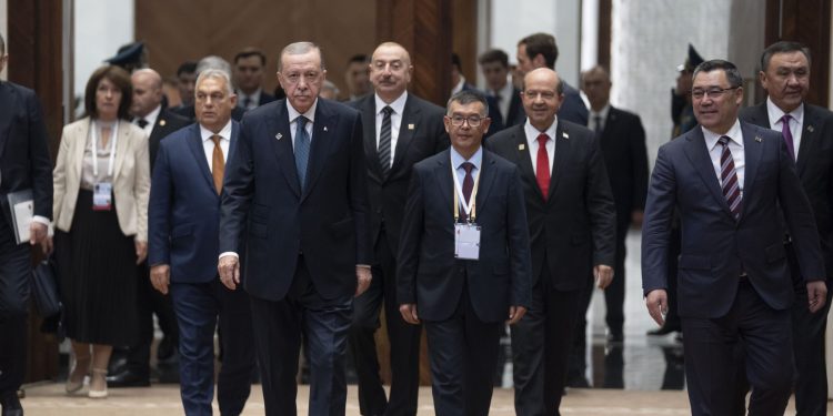 Erdoğan, Cumhurbaşkanı Tatar’ı Suşa’dan sonra Bişkek’te görmekten mutluluk duyduğunu söyledi