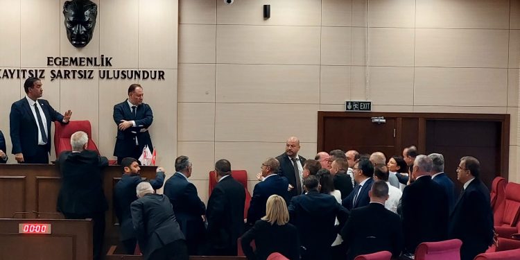 Meclis’te tartışma; Milletvekilleri salondan ayrıldı.. UBP ve CTP grupları toplanıyor