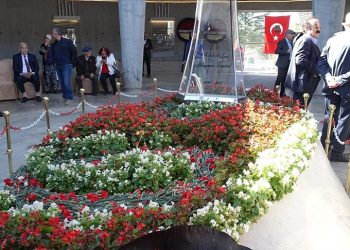 TC 9. Cumhurbaşkanı Demirel, doğumunun 100. yılında mezarı başında anıldı