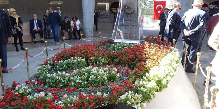 TC 9. Cumhurbaşkanı Demirel, doğumunun 100. yılında mezarı başında anıldı