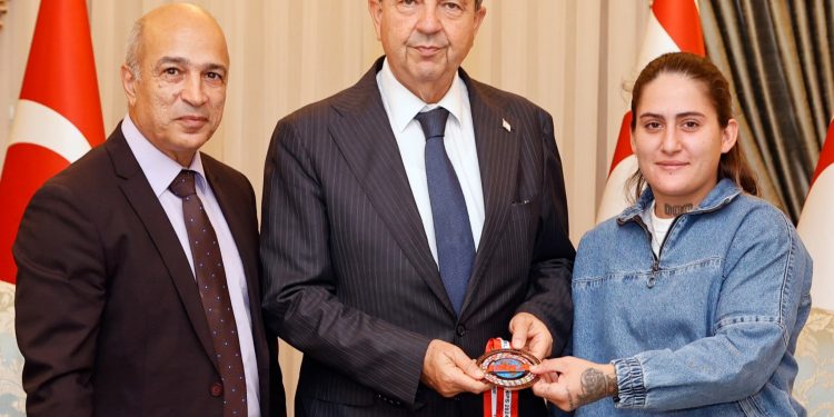 Cumhurbaşkanı  Tatar, KKTC Kick Boks Federasyonu Başkanı ile görüştü