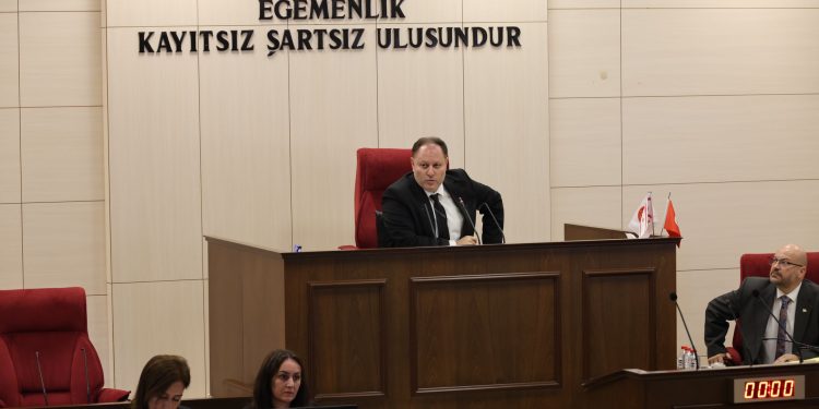 Öztürkler 27 kabul oyu ile Meclis Başkanı seçildi