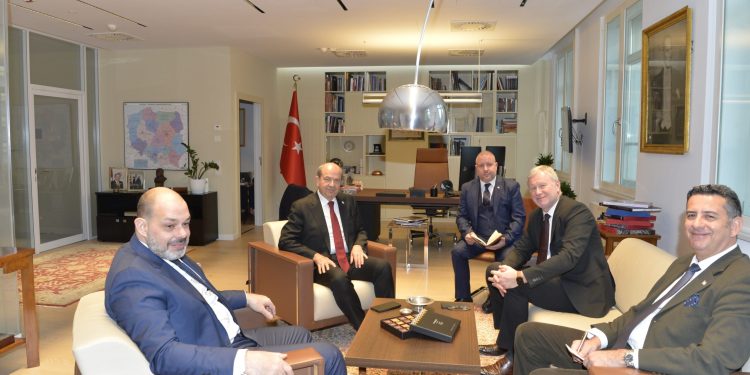 Cumhurbaşkanı Ersin Tatar, Varşova’da basın mensuplarıyla bir araya geldi