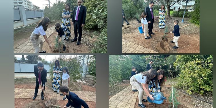 Türkiye’nin Lefkoşa Büyükelçisi Serim ailesiyle fidan dikti, vatandaşlara da çağrı yaptı