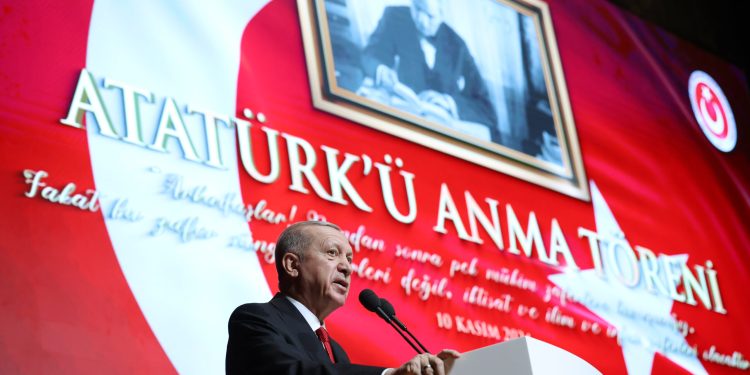 TC Cumhurbaşkanı Erdoğan: “Atatürk’ü putlaştırmak isteyenler kadar, Atatürk’ü tamamen yok sayanlar da Gazi’nin milletimizin gönlündeki yerini sarsamayacak”