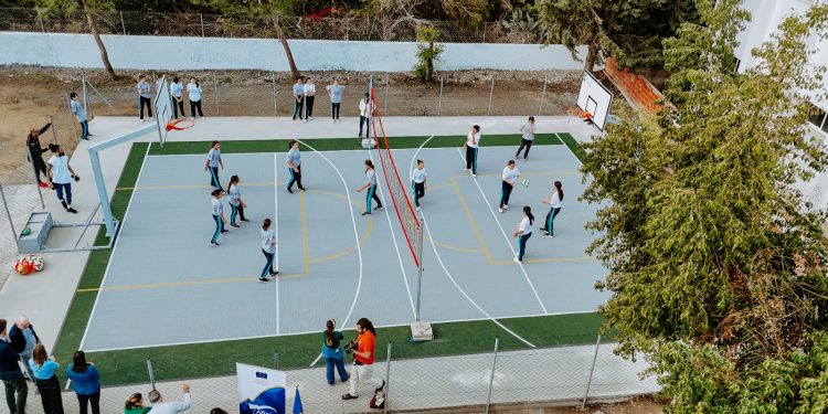 AB finansmanlı “Yerel Altyapı Hizmetleri Projesi” kapsamında, Lefkoşa’da iki ve Girne’de bir okula çok amaçlı spor tesisi kuruldu