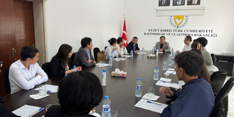Bayındırlık ve Ulaştırma Bakanı Arıklı, LAÜ’de eğitim gören Kırgızistanlı öğrencilerle görüştü
