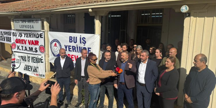 KTAMS, KAMUSEN, KAMU-İŞ ve HAKSEN, Lefkoşa Kaza Tapu Amirliği’nde grev yapıyor