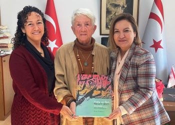 Trautmann, Doğa ve Ben isimli kitabını Kültür Dairesi Müdürü Şirin Zaimağaoğlu’na sundu