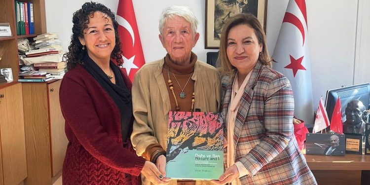 Trautmann, Doğa ve Ben isimli kitabını Kültür Dairesi Müdürü Şirin Zaimağaoğlu’na sundu