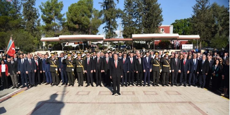 Atatürk Anıtı önünde tören
