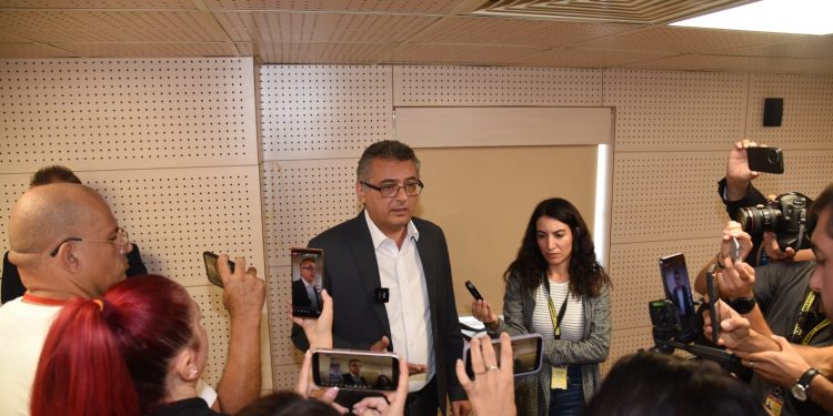 Erhürman: “Şu anda Meclis’i yönetme yetkisi sadece Fazilet Özdenefe’dedir”