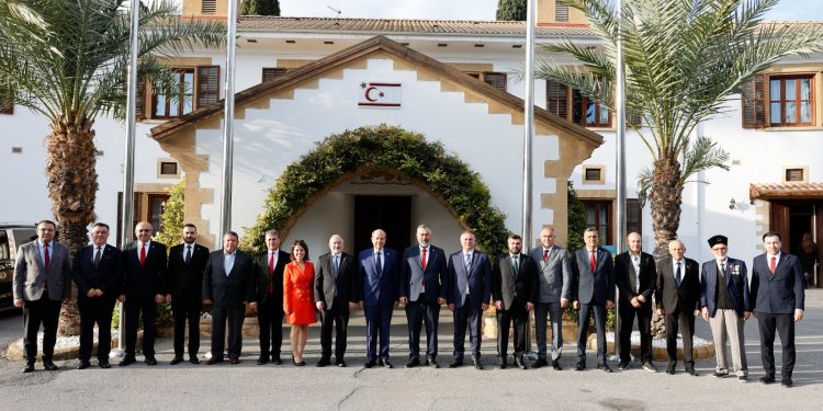 Cumhurbaşkanı Tatar, Çorum Belediye Başkanı ve beraberindeki heyeti kabul etti