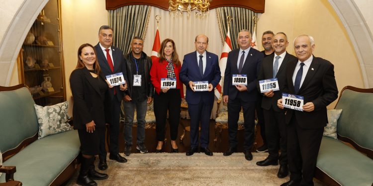 Cumhurbaşkanı Tatar’a Lefkoşa Maratonu’nda kullanacağı numara takdim edildi