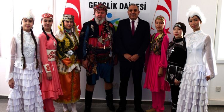 Ataoğlu, “Cumhuriyet Şöleni” kapsamında yurt dışından gelen halk dansları ekiplerini kabul etti