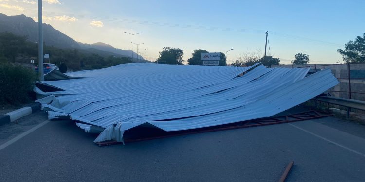Sürücüler dikkat! Alsancak-Girne çevreyolunda bir iş yerinin çatısı yola uçtu!