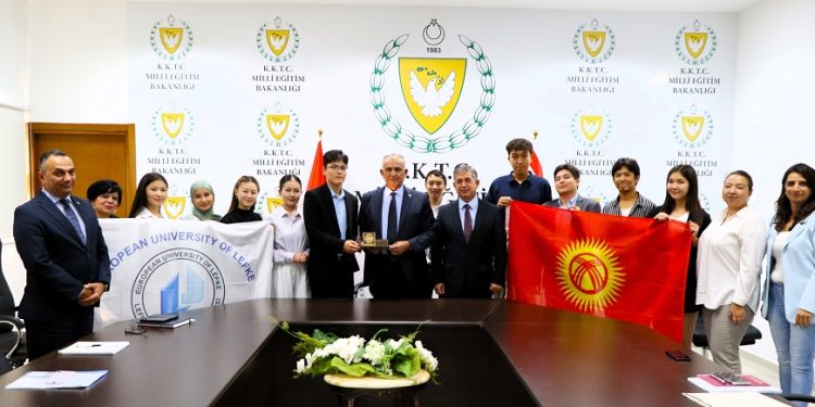 Bakan Çavuşoğlu, LAÜ’de öğrenim gören Kırgızistanlı öğrencileri kabul etti