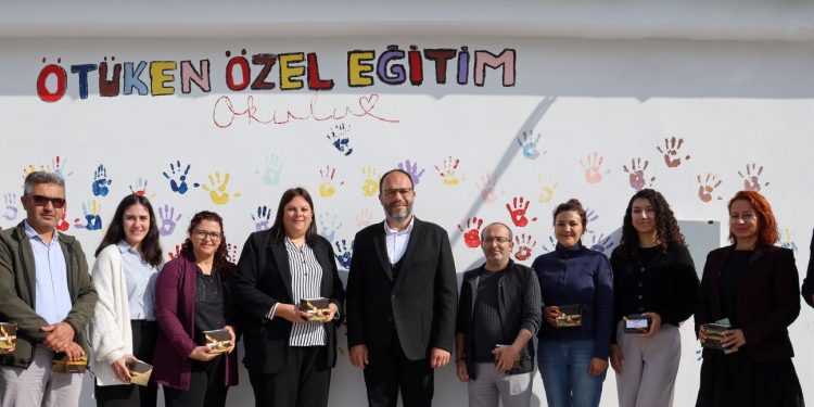 İskele Belediye Başkanı Sadıkoğlu, Öğretmenler Günü dolayısıyla Ötüken Özel Eğitim Okulu’nu ziyaret etti