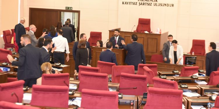 Meclis oturumuna ara verildi