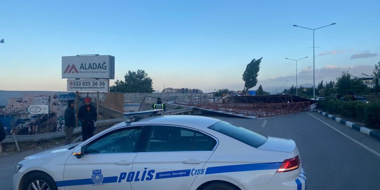 Girne-Alsancak çevreyolu trafiğe açıldı: Yola uçan çatı kaldırıldı