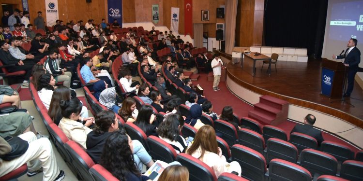 “Genç Yetişmek-Seminer Kuşağı” projesinin ilk semineri Lefkoşa AKM’de yapıldı