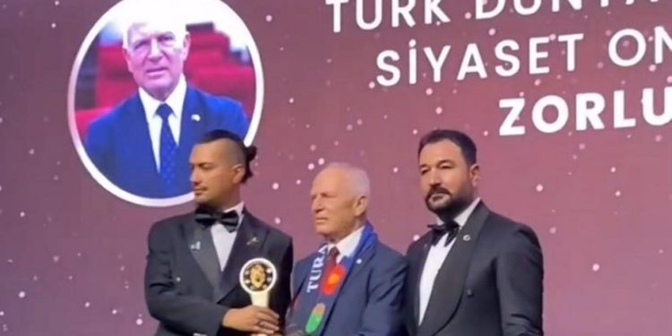 Töre’ye İstanbul’da “Kızıl Elma” ödülü verildi