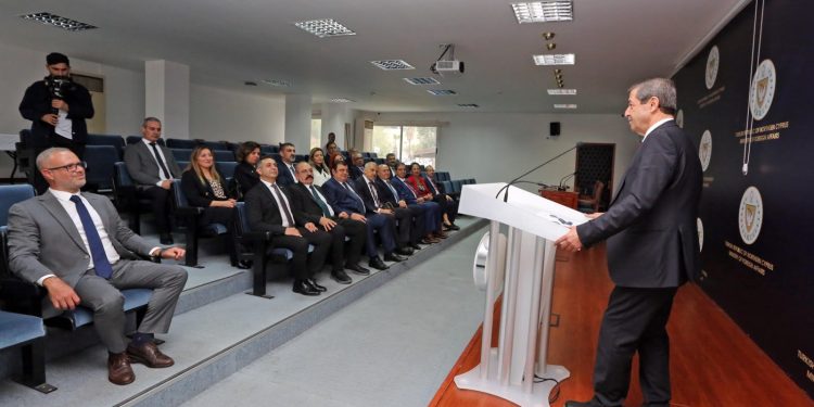 Ertuğruloğlu, TURAB heyetine Kıbrıs konusunda bilgi verdi