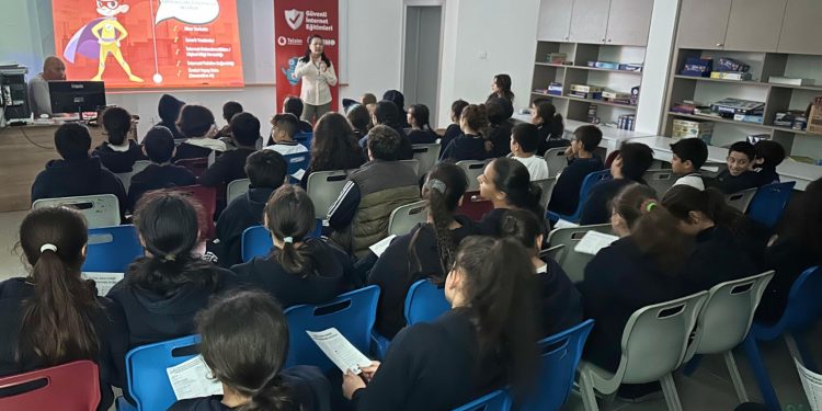 Ortaokul altıncı sınıflara güvenli internet eğitimi veriliyor
