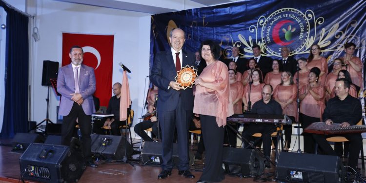 Tatar, “Gel Gökyüzünde Yıldız Olalım” konserini izledi