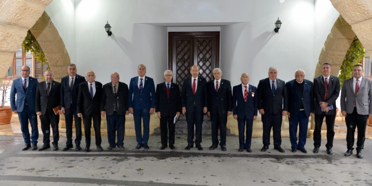 Cumhurbaşkanı Ersin Tatar, TMT Mücahitler Derneği’ni kabul etti