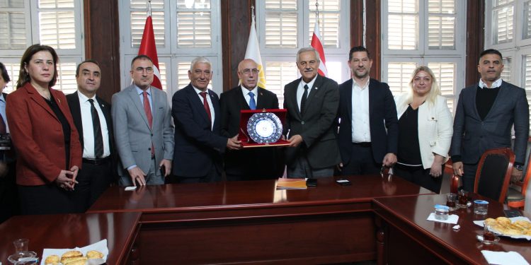 Türk Dünyası Mühendisler ve Mimarlar Birliği heyeti, Kıbrıs Türk Belediyeler Birliği’ni ziyaret etti