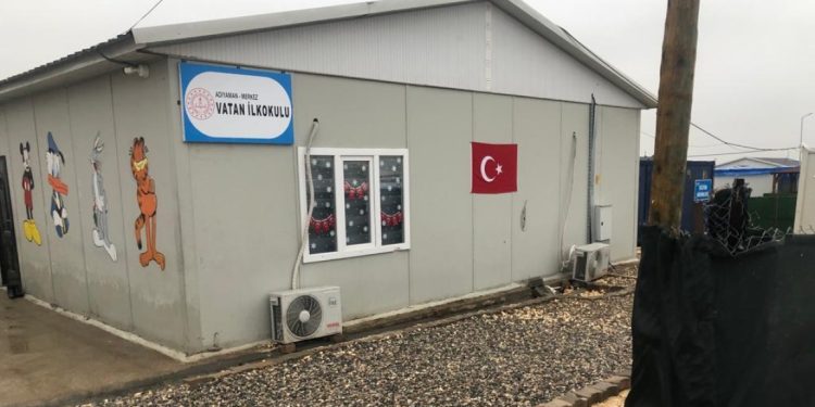 LEKAD depremle ilgili kitabı bazı okul kütüphanelerine gönderdi