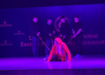 DAÜ’de kadına şiddet temalı tiyatro oyunu “Uyanış-Yaşayan Ölüler” sahnelendi