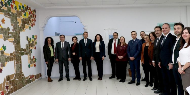 Kıbrıslı Türk Akademisyen Prof. Dr. Salderay, “Engelleri ve Duvarları Aşan Bir Proje: Hayat Ver” projesi ve “Hayat Ağacı” sergisi hakkında BRT’ye değerlendirmede bulundu